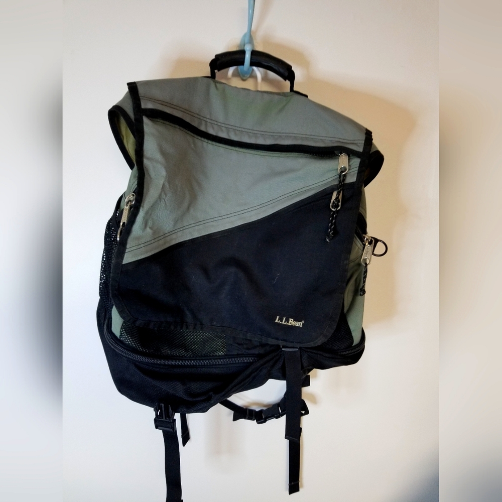VTG Messenger Bag LL Bean  Backpack Straps Great Condition Lots of Pockets